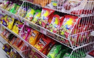 严厉打击向未成年人销售低俗包装食品行为，保障青少年健康成长