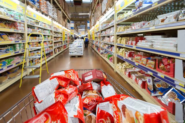 超市货架摆放过期食品是否构成销售过期食品行为